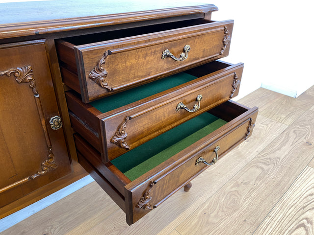 WMK # Elegantes und sehr gut erhaltenes Chippendale Sideboard in Nussbaum mit Schubladen und edlen Messinggriffen # Kommode Schrank Anrichte Fernsehkommode Flurkommode Wäschekommode Vintage 60er 70er