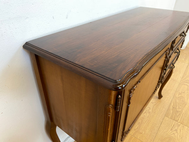 WMK # Elegantes und sehr gut erhaltenes Chippendale Sideboard in Nussbaum mit Schubladen und edlen Messinggriffen # Kommode Schrank Anrichte Fernsehkommode Flurkommode Wäschekommode Vintage 60er 70er