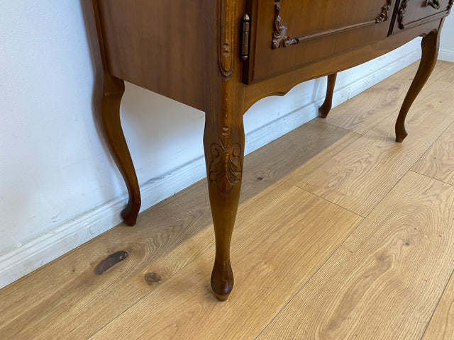 WMK # Elegantes und sehr gut erhaltenes Chippendale Sideboard in Nussbaum mit Schubladen und edlen Messinggriffen # Kommode Schrank Anrichte Fernsehkommode Flurkommode Wäschekommode Vintage 60er 70er
