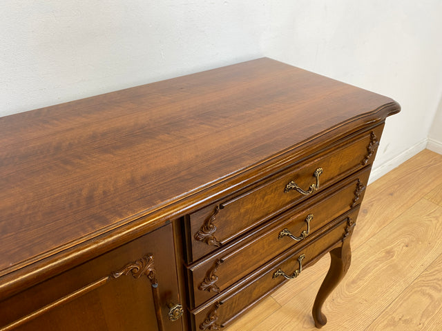 WMK # Elegantes und sehr gut erhaltenes Chippendale Sideboard in Nussbaum mit Schubladen und edlen Messinggriffen # Kommode Schrank Anrichte Fernsehkommode Flurkommode Wäschekommode Vintage 60er 70er