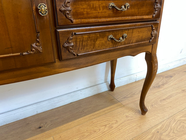 WMK # Elegantes und sehr gut erhaltenes Chippendale Sideboard in Nussbaum mit Schubladen und edlen Messinggriffen # Kommode Schrank Anrichte Fernsehkommode Flurkommode Wäschekommode Vintage 60er 70er