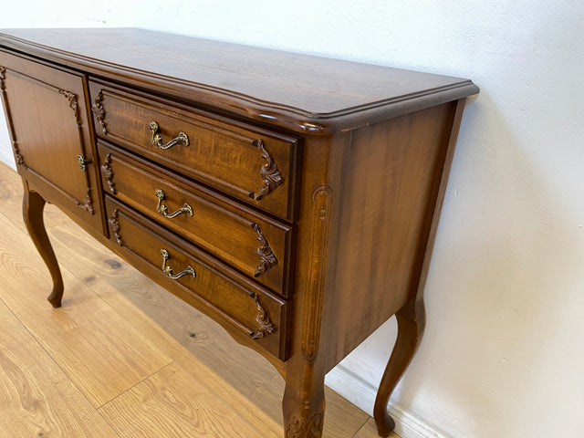 WMK # Elegantes und sehr gut erhaltenes Chippendale Sideboard in Nussbaum mit Schubladen und edlen Messinggriffen # Kommode Schrank Anrichte Fernsehkommode Flurkommode Wäschekommode Vintage 60er 70er