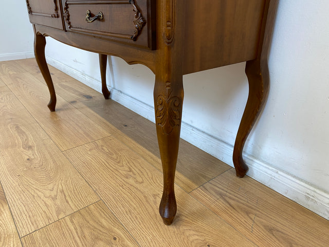WMK # Elegantes und sehr gut erhaltenes Chippendale Sideboard in Nussbaum mit Schubladen und edlen Messinggriffen # Kommode Schrank Anrichte Fernsehkommode Flurkommode Wäschekommode Vintage 60er 70er