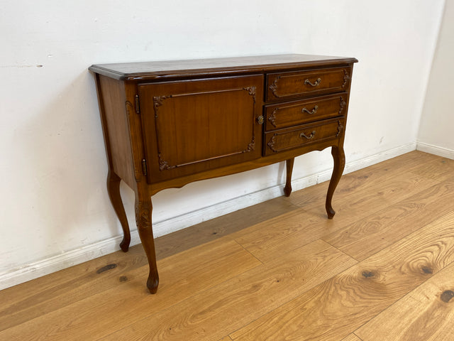 WMK # Elegantes und sehr gut erhaltenes Chippendale Sideboard in Nussbaum mit Schubladen und edlen Messinggriffen # Kommode Schrank Anrichte Fernsehkommode Flurkommode Wäschekommode Vintage 60er 70er