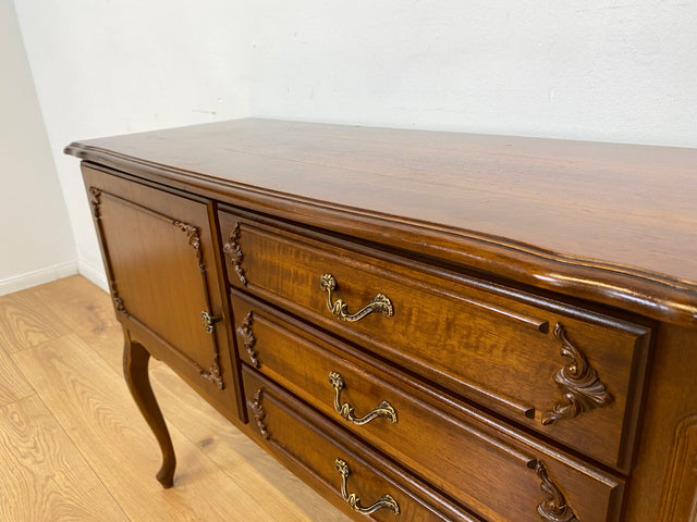 WMK # Elegantes und sehr gut erhaltenes Chippendale Sideboard in Nussbaum mit Schubladen und edlen Messinggriffen # Kommode Schrank Anrichte Fernsehkommode Flurkommode Wäschekommode Vintage 60er 70er
