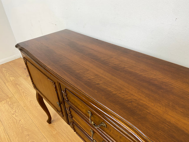 WMK # Elegantes und sehr gut erhaltenes Chippendale Sideboard in Nussbaum mit Schubladen und edlen Messinggriffen # Kommode Schrank Anrichte Fernsehkommode Flurkommode Wäschekommode Vintage 60er 70er