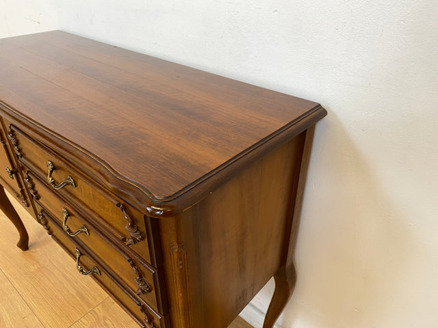 WMK # Elegantes und sehr gut erhaltenes Chippendale Sideboard in Nussbaum mit Schubladen und edlen Messinggriffen # Kommode Schrank Anrichte Fernsehkommode Flurkommode Wäschekommode Vintage 60er 70er