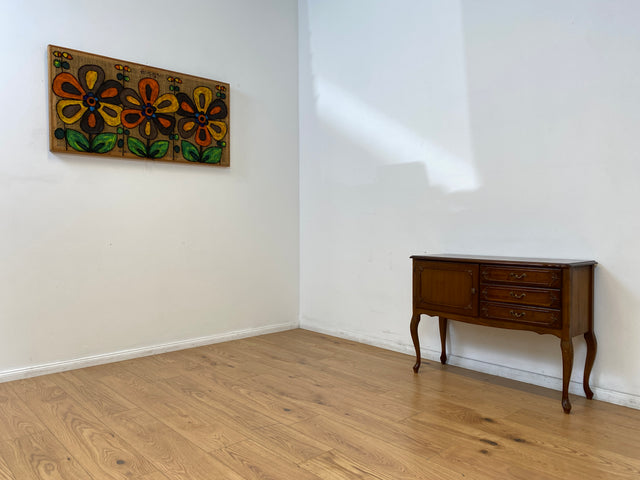 WMK # Elegantes und sehr gut erhaltenes Chippendale Sideboard in Nussbaum mit Schubladen und edlen Messinggriffen # Kommode Schrank Anrichte Fernsehkommode Flurkommode Wäschekommode Vintage 60er 70er