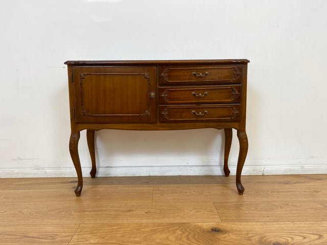 WMK # Elegantes und sehr gut erhaltenes Chippendale Sideboard in Nussbaum mit Schubladen und edlen Messinggriffen # Kommode Schrank Anrichte Fernsehkommode Flurkommode Wäschekommode Vintage 60er 70er