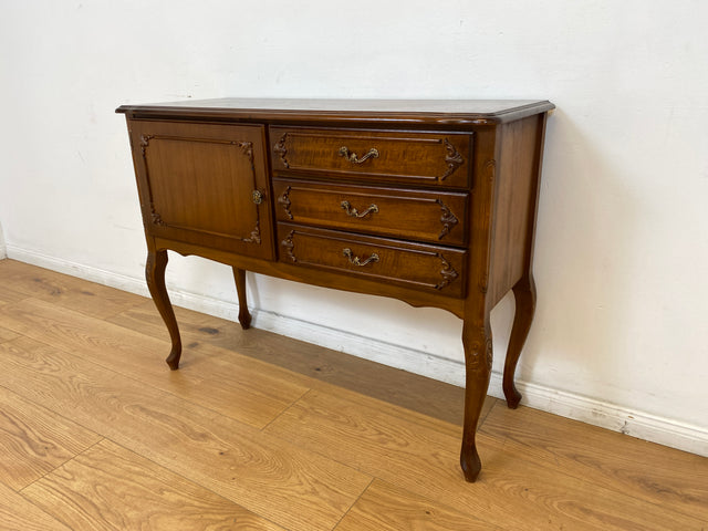 WMK # Elegantes und sehr gut erhaltenes Chippendale Sideboard in Nussbaum mit Schubladen und edlen Messinggriffen # Kommode Schrank Anrichte Fernsehkommode Flurkommode Wäschekommode Vintage 60er 70er