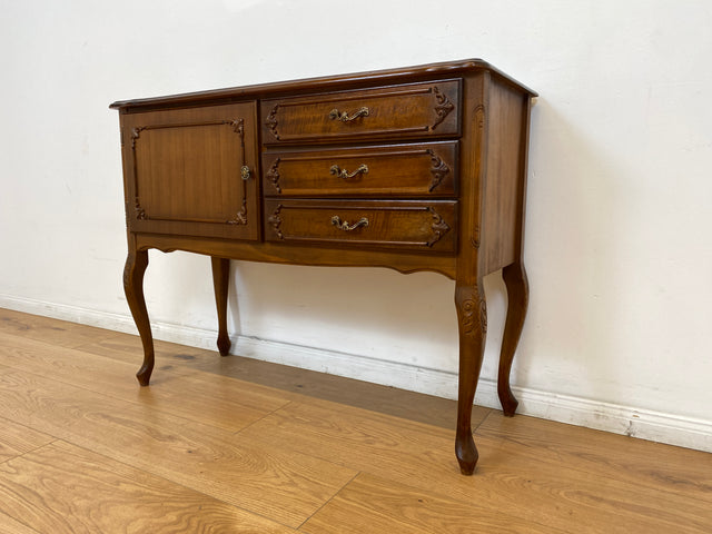 WMK # Elegantes und sehr gut erhaltenes Chippendale Sideboard in Nussbaum mit Schubladen und edlen Messinggriffen # Kommode Schrank Anrichte Fernsehkommode Flurkommode Wäschekommode Vintage 60er 70er