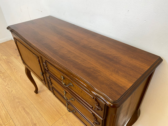 WMK # Elegantes und sehr gut erhaltenes Chippendale Sideboard in Nussbaum mit Schubladen und edlen Messinggriffen # Kommode Schrank Anrichte Fernsehkommode Flurkommode Wäschekommode Vintage 60er 70er