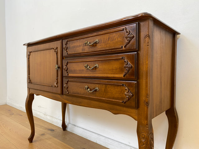 WMK # Elegantes und sehr gut erhaltenes Chippendale Sideboard in Nussbaum mit Schubladen und edlen Messinggriffen # Kommode Schrank Anrichte Fernsehkommode Flurkommode Wäschekommode Vintage 60er 70er