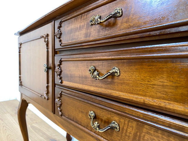 WMK # Elegantes und sehr gut erhaltenes Chippendale Sideboard in Nussbaum mit Schubladen und edlen Messinggriffen # Kommode Schrank Anrichte Fernsehkommode Flurkommode Wäschekommode Vintage 60er 70er
