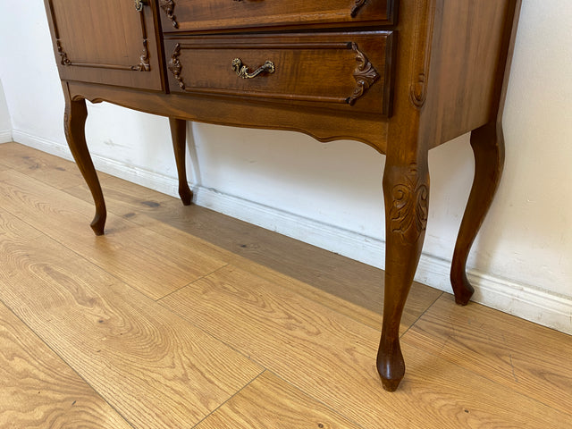 WMK # Elegantes und sehr gut erhaltenes Chippendale Sideboard in Nussbaum mit Schubladen und edlen Messinggriffen # Kommode Schrank Anrichte Fernsehkommode Flurkommode Wäschekommode Vintage 60er 70er