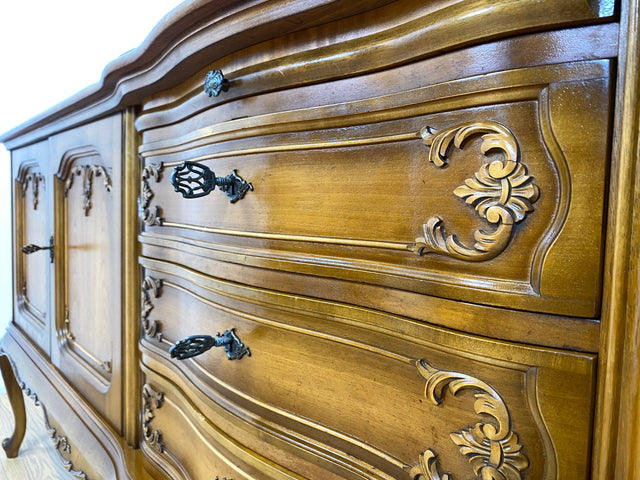 WMK I Elegantes 60er Jahre Chippendale Sideboard von Warrings, Vollholz aus Nussbaum & Mahagoni mit hübschen Holzapplikationen I Kommode Schrank Lowboard TV-Lowboard TV-Bank Anrichte Boho Vintage