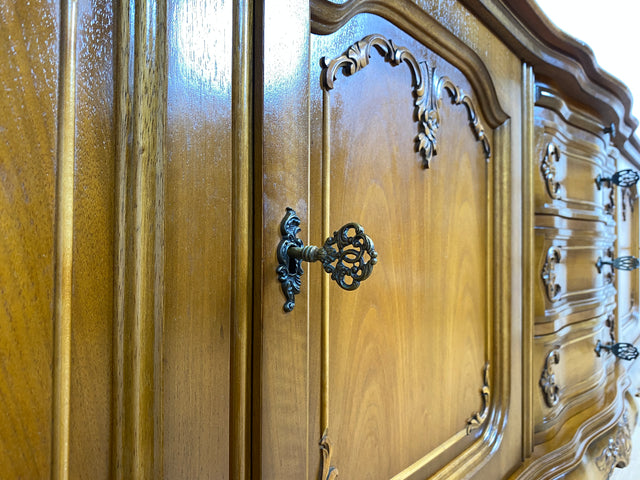 WMK I Elegantes 60er Jahre Chippendale Sideboard von Warrings, Vollholz aus Nussbaum & Mahagoni mit hübschen Holzapplikationen I Kommode Schrank Lowboard TV-Lowboard TV-Bank Anrichte Boho Vintage
