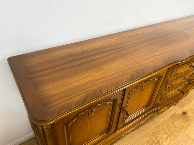WMK I Elegantes 60er Jahre Chippendale Sideboard von Warrings, Vollholz aus Nussbaum & Mahagoni mit hübschen Holzapplikationen I Kommode Schrank Lowboard TV-Lowboard TV-Bank Anrichte Boho Vintage