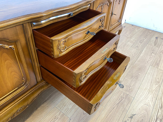 WMK I Elegantes 60er Jahre Chippendale Sideboard von Warrings, Vollholz aus Nussbaum & Mahagoni mit hübschen Holzapplikationen I Kommode Schrank Lowboard TV-Lowboard TV-Bank Anrichte Boho Vintage