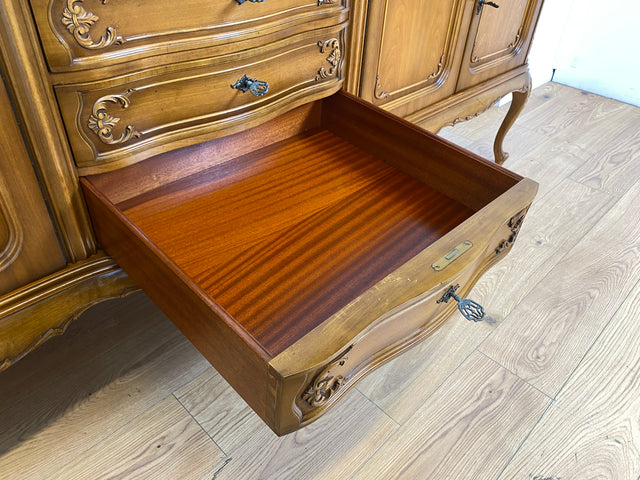 WMK I Elegantes 60er Jahre Chippendale Sideboard von Warrings, Vollholz aus Nussbaum & Mahagoni mit hübschen Holzapplikationen I Kommode Schrank Lowboard TV-Lowboard TV-Bank Anrichte Boho Vintage