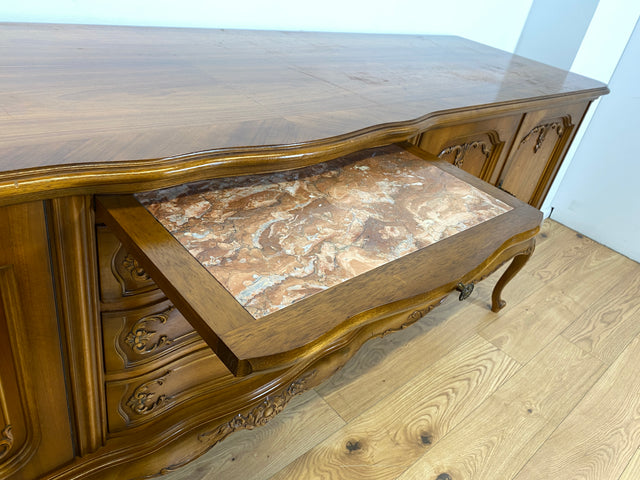 WMK I Elegantes 60er Jahre Chippendale Sideboard von Warrings, Vollholz aus Nussbaum & Mahagoni mit hübschen Holzapplikationen I Kommode Schrank Lowboard TV-Lowboard TV-Bank Anrichte Boho Vintage