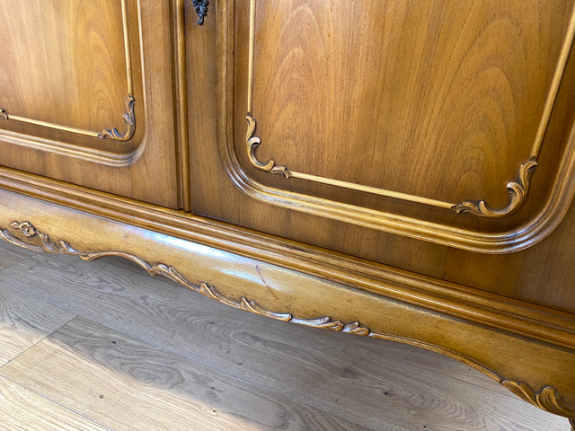WMK I Elegantes 60er Jahre Chippendale Sideboard von Warrings, Vollholz aus Nussbaum & Mahagoni mit hübschen Holzapplikationen I Kommode Schrank Lowboard TV-Lowboard TV-Bank Anrichte Boho Vintage