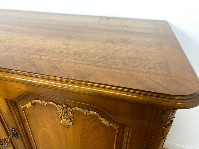 WMK I Elegantes 60er Jahre Chippendale Sideboard von Warrings, Vollholz aus Nussbaum & Mahagoni mit hübschen Holzapplikationen I Kommode Schrank Lowboard TV-Lowboard TV-Bank Anrichte Boho Vintage