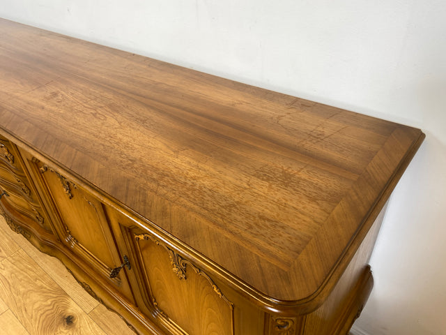 WMK I Elegantes 60er Jahre Chippendale Sideboard von Warrings, Vollholz aus Nussbaum & Mahagoni mit hübschen Holzapplikationen I Kommode Schrank Lowboard TV-Lowboard TV-Bank Anrichte Boho Vintage