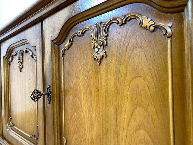 WMK I Elegantes 60er Jahre Chippendale Sideboard von Warrings, Vollholz aus Nussbaum & Mahagoni mit hübschen Holzapplikationen I Kommode Schrank Lowboard TV-Lowboard TV-Bank Anrichte Boho Vintage