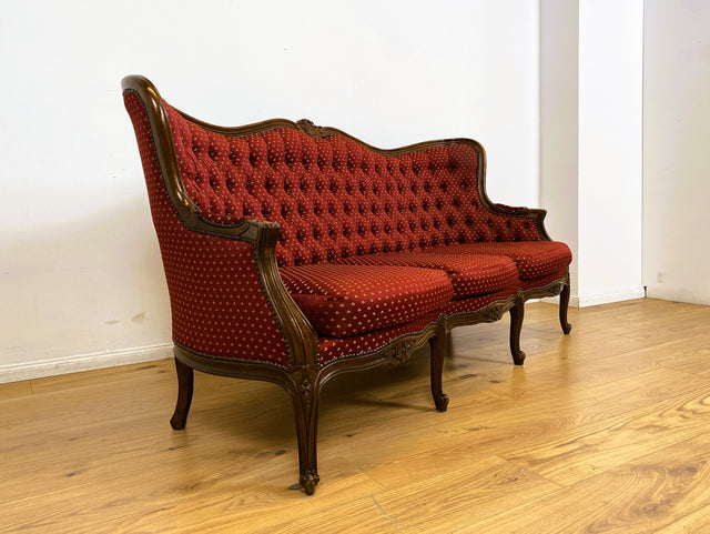 WMK I Vornehmes und sehr gut erhaltenes Chippendale Sofa mit handverziertem Holzrahmen und gestepptem weinrotem Bezug I Couch Chaiselongue Chesterfield Vintage Stilmöbel Rot Berlin München Magdeburg