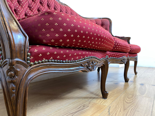 WMK I Vornehmes und sehr gut erhaltenes Chippendale Sofa mit handverziertem Holzrahmen und gestepptem weinrotem Bezug I Couch Chaiselongue Chesterfield Vintage Stilmöbel Rot Berlin München Magdeburg
