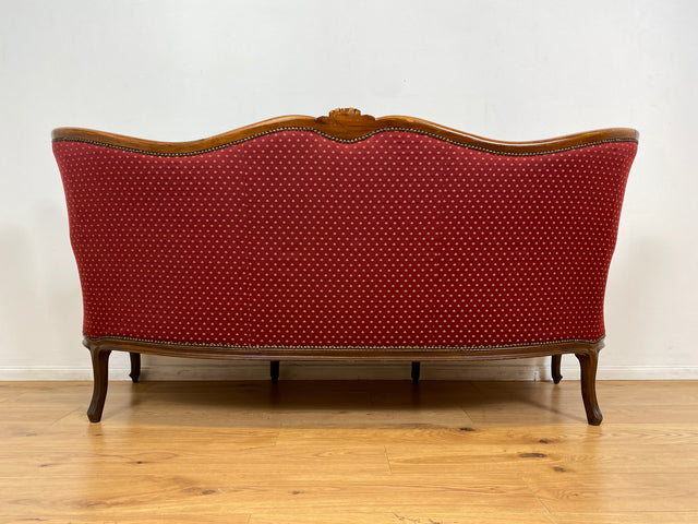 WMK I Vornehmes und sehr gut erhaltenes Chippendale Sofa mit handverziertem Holzrahmen und gestepptem weinrotem Bezug I Couch Chaiselongue Chesterfield Vintage Stilmöbel Rot Berlin München Magdeburg