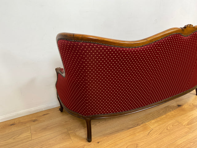 WMK I Vornehmes und sehr gut erhaltenes Chippendale Sofa mit handverziertem Holzrahmen und gestepptem weinrotem Bezug I Couch Chaiselongue Chesterfield Vintage Stilmöbel Rot Berlin München Magdeburg