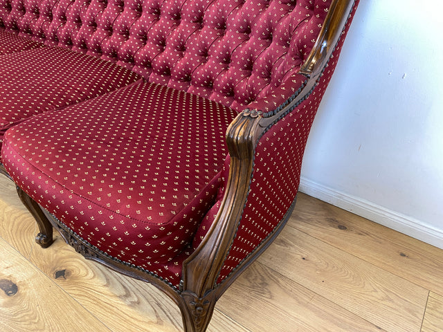 WMK I Vornehmes und sehr gut erhaltenes Chippendale Sofa mit handverziertem Holzrahmen und gestepptem weinrotem Bezug I Couch Chaiselongue Chesterfield Vintage Stilmöbel Rot Berlin München Magdeburg