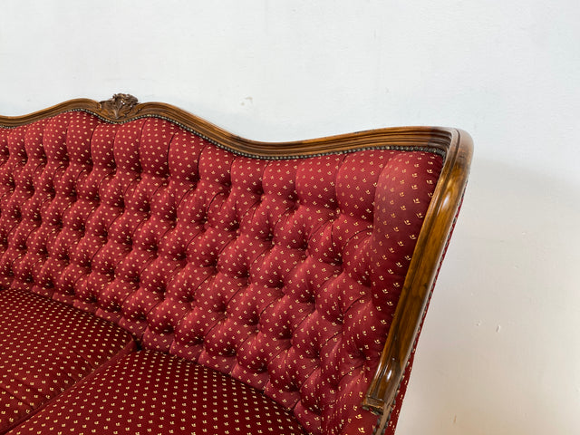 WMK I Vornehmes und sehr gut erhaltenes Chippendale Sofa mit handverziertem Holzrahmen und gestepptem weinrotem Bezug I Couch Chaiselongue Chesterfield Vintage Stilmöbel Rot Berlin München Magdeburg