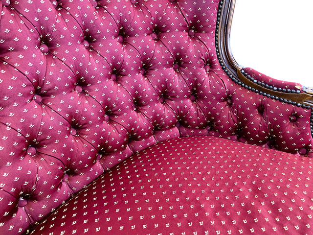 WMK I Vornehmes und sehr gut erhaltenes Chippendale Sofa mit handverziertem Holzrahmen und gestepptem weinrotem Bezug I Couch Chaiselongue Chesterfield Vintage Stilmöbel Rot Berlin München Magdeburg