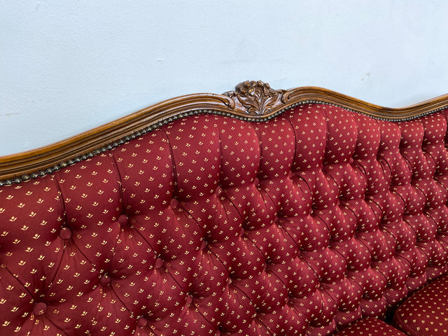 WMK I Vornehmes und sehr gut erhaltenes Chippendale Sofa mit handverziertem Holzrahmen und gestepptem weinrotem Bezug I Couch Chaiselongue Chesterfield Vintage Stilmöbel Rot Berlin München Magdeburg