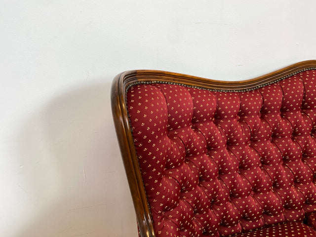 WMK I Vornehmes und sehr gut erhaltenes Chippendale Sofa mit handverziertem Holzrahmen und gestepptem weinrotem Bezug I Couch Chaiselongue Chesterfield Vintage Stilmöbel Rot Berlin München Magdeburg