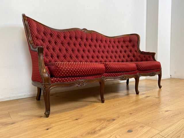 WMK I Vornehmes und sehr gut erhaltenes Chippendale Sofa mit handverziertem Holzrahmen und gestepptem weinrotem Bezug I Couch Chaiselongue Chesterfield Vintage Stilmöbel Rot Berlin München Magdeburg