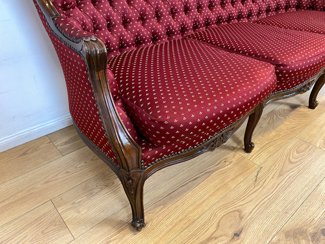 WMK I Vornehmes und sehr gut erhaltenes Chippendale Sofa mit handverziertem Holzrahmen und gestepptem weinrotem Bezug I Couch Chaiselongue Chesterfield Vintage Stilmöbel Rot Berlin München Magdeburg