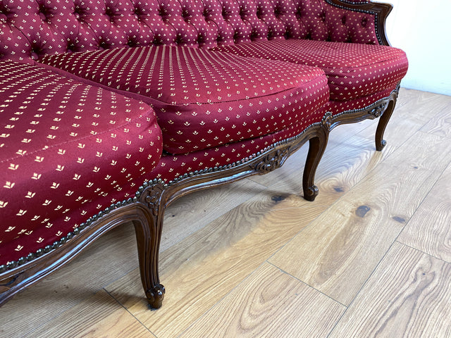 WMK I Vornehmes und sehr gut erhaltenes Chippendale Sofa mit handverziertem Holzrahmen und gestepptem weinrotem Bezug I Couch Chaiselongue Chesterfield Vintage Stilmöbel Rot Berlin München Magdeburg