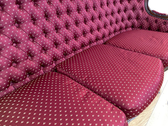 WMK I Vornehmes und sehr gut erhaltenes Chippendale Sofa mit handverziertem Holzrahmen und gestepptem weinrotem Bezug I Couch Chaiselongue Chesterfield Vintage Stilmöbel Rot Berlin München Magdeburg