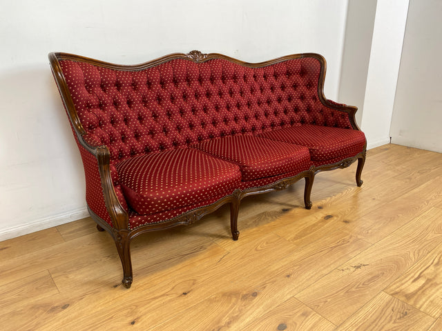 WMK I Vornehmes und sehr gut erhaltenes Chippendale Sofa mit handverziertem Holzrahmen und gestepptem weinrotem Bezug I Couch Chaiselongue Chesterfield Vintage Stilmöbel Rot Berlin München Magdeburg