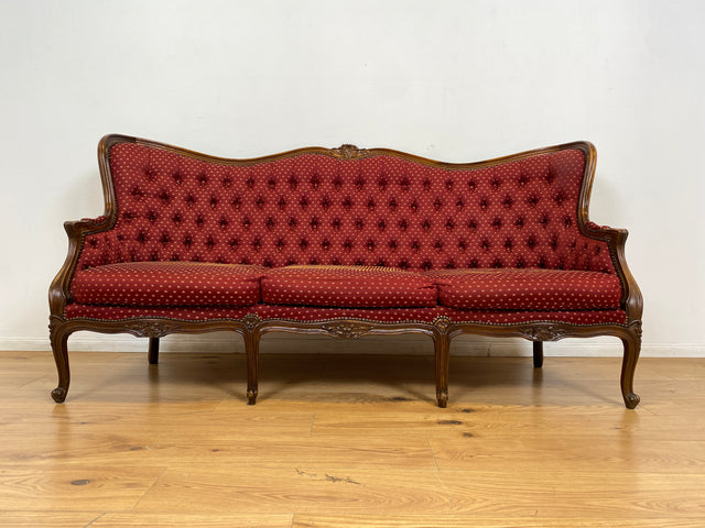 WMK I Vornehmes und sehr gut erhaltenes Chippendale Sofa mit handverziertem Holzrahmen und gestepptem weinrotem Bezug I Couch Chaiselongue Chesterfield Vintage Stilmöbel Rot Berlin München Magdeburg