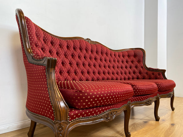 WMK I Vornehmes und sehr gut erhaltenes Chippendale Sofa mit handverziertem Holzrahmen und gestepptem weinrotem Bezug I Couch Chaiselongue Chesterfield Vintage Stilmöbel Rot Berlin München Magdeburg