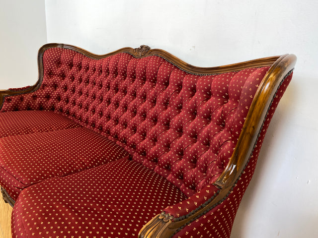 WMK I Vornehmes und sehr gut erhaltenes Chippendale Sofa mit handverziertem Holzrahmen und gestepptem weinrotem Bezug I Couch Chaiselongue Chesterfield Vintage Stilmöbel Rot Berlin München Magdeburg
