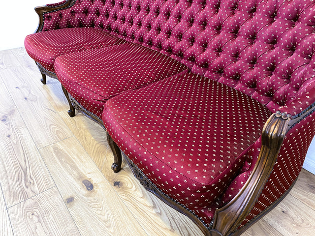 WMK I Vornehmes und sehr gut erhaltenes Chippendale Sofa mit handverziertem Holzrahmen und gestepptem weinrotem Bezug I Couch Chaiselongue Chesterfield Vintage Stilmöbel Rot Berlin München Magdeburg