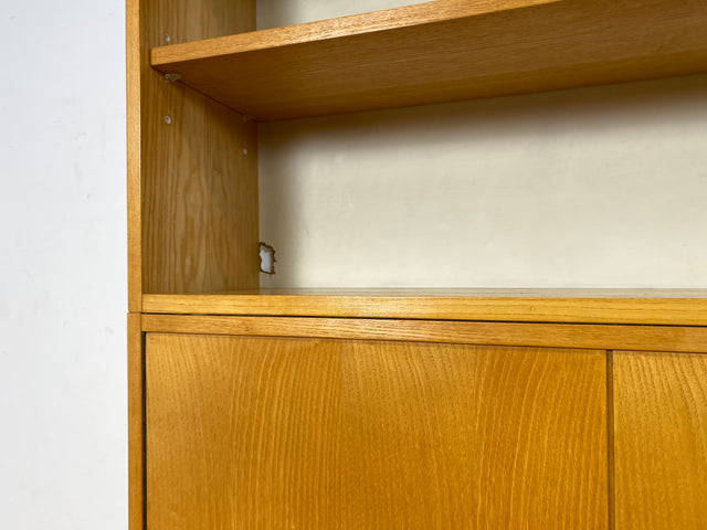 WMK I DDR Designer Highboard 605 von Bruno Knoblauch für VEB Hellerau aus 1968 in Esche I Bücherschrank Bücherregal Regal Regalwand Stringregal Kommode Mid-Century Vintage I Berlin Stuttgart Münster