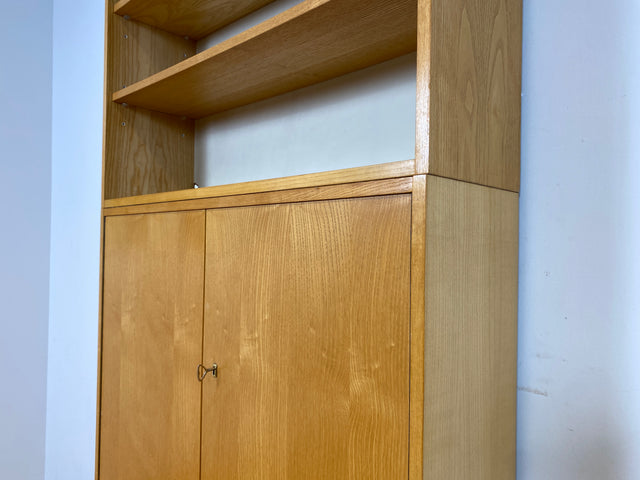 WMK I DDR Designer Highboard 605 von Bruno Knoblauch für VEB Hellerau aus 1968 in Esche I Bücherschrank Bücherregal Regal Regalwand Stringregal Kommode Mid-Century Vintage I Berlin Stuttgart Münster