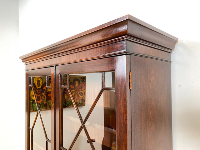 WMK # Feine dunkle Vitrine in antikem Englischen Stil in Mahagoni mit Sprossen Glastüren # Bücherschrank Büchervitrine Geschirrschrank Highboard Kommode Regency Empire Stilmöbel Vintage Berlin Leipzig